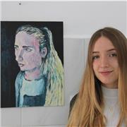 Profesora de dibujo, pintura y escultura imparte clases (graduada en bellas artes)